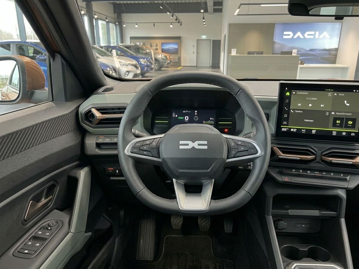 Dacia Fahrzeug Armaturenbrett mit digitalem Display und Lenkrad im Autohaus