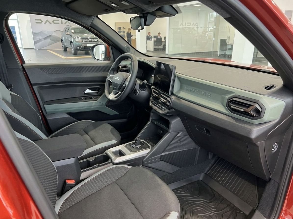 Dacia Duster Innenraum Beifahrersicht mit grauem Interieur und Mittelkonsole