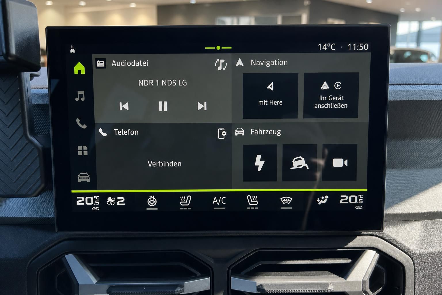 Infotainment-System mit Touchscreen und Klimasteuerung im Fahrzeug