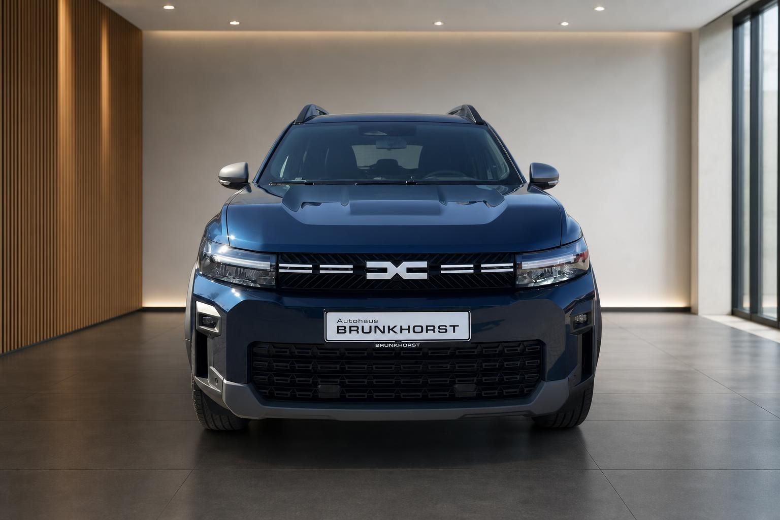Dacia Bigster Frontansicht blau mit markanter Kühlergrill und LED-Scheinwerfern