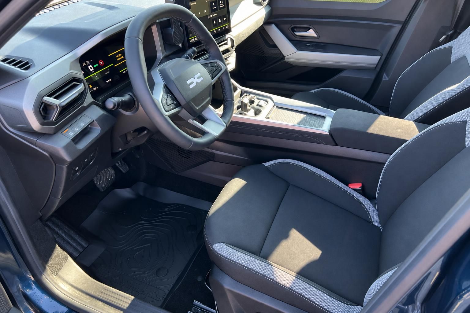Dacia Bigster Innenraum Fahrerplatz mit Lenkrad, Touchscreen und schwarzer Ausstattung