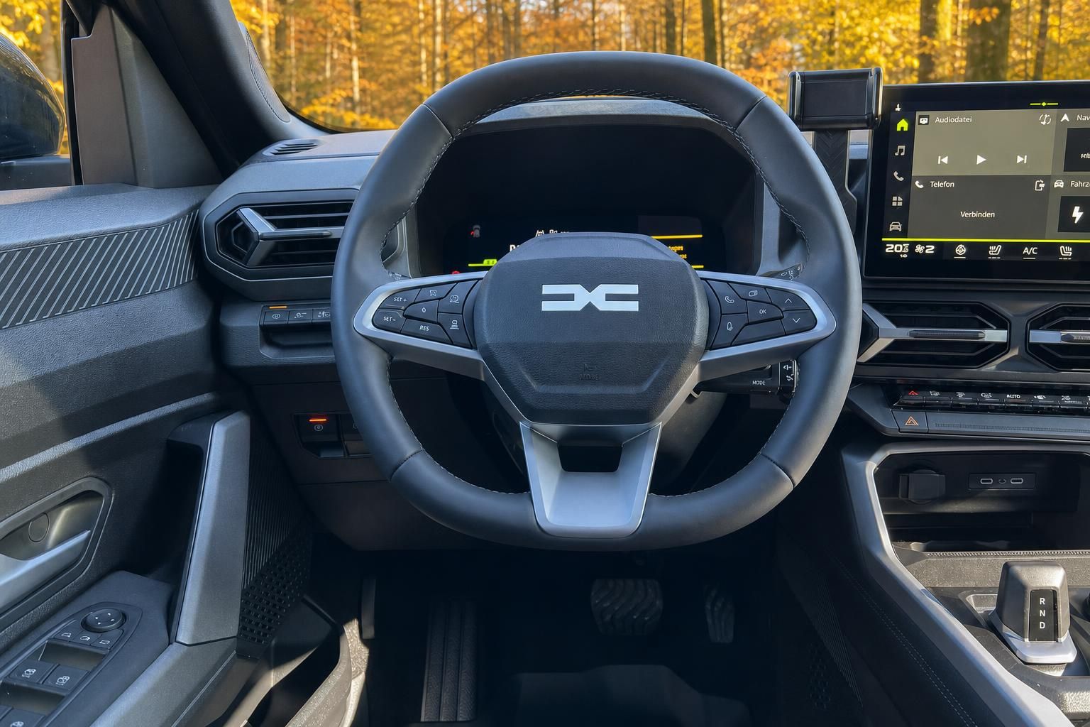 Modernes Fahrzeug-Cockpit mit digitalem Display und Lenkrad - Innenraumansicht