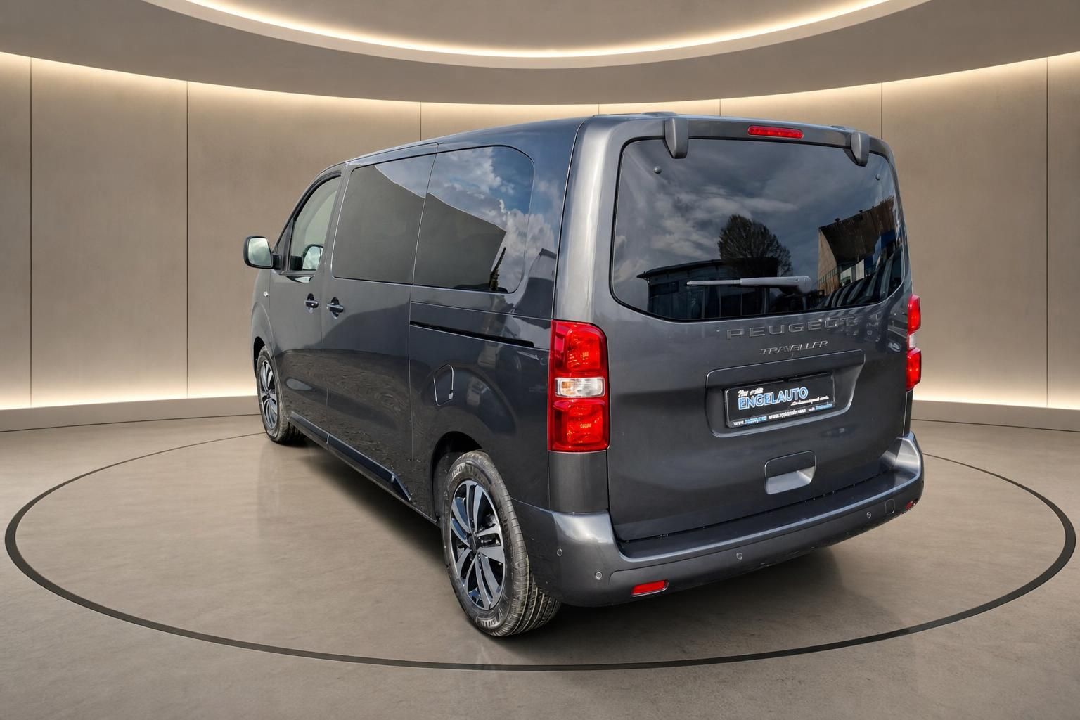 Peugeot Traveller grau - seitliche Heckansicht in elegantem Showroom