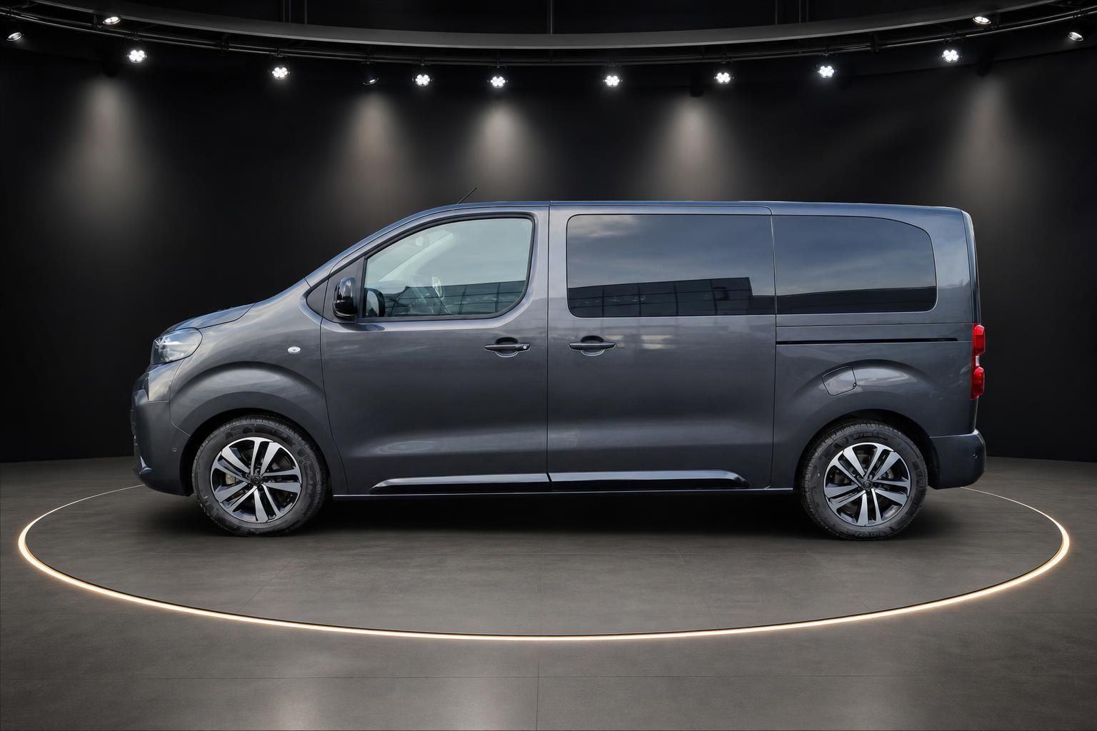 Grauer Großraumvan in Seitenansicht im Showroom - professionelle Fahrzeugfotografie