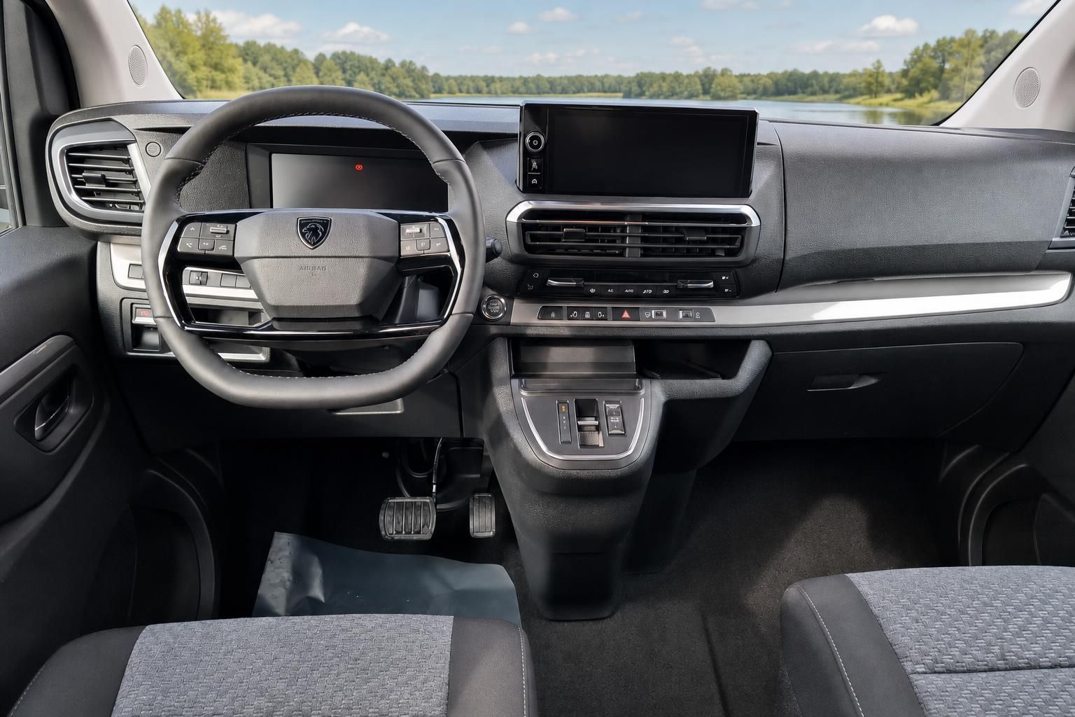 Innenraum mit Armaturenbrett und Lenkrad - moderne Fahrzeugausstattung mit Touchscreen