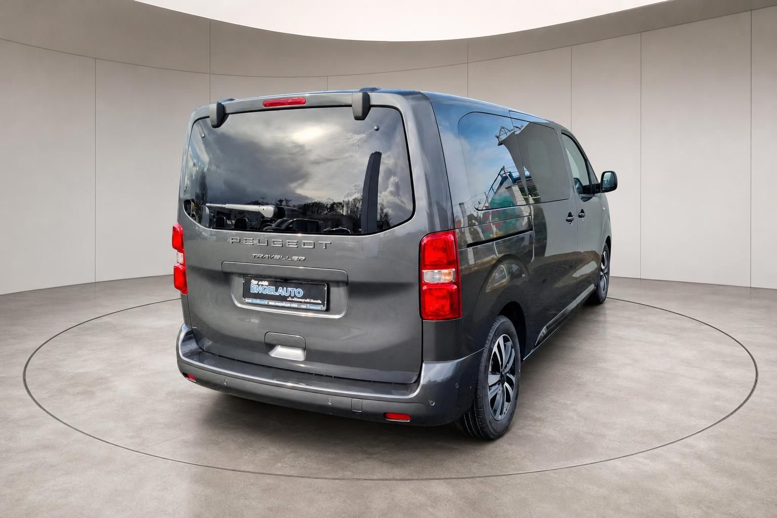 Peugeot Traveller grau - Heckansicht mit Hecktür und Händlerkennzeichen