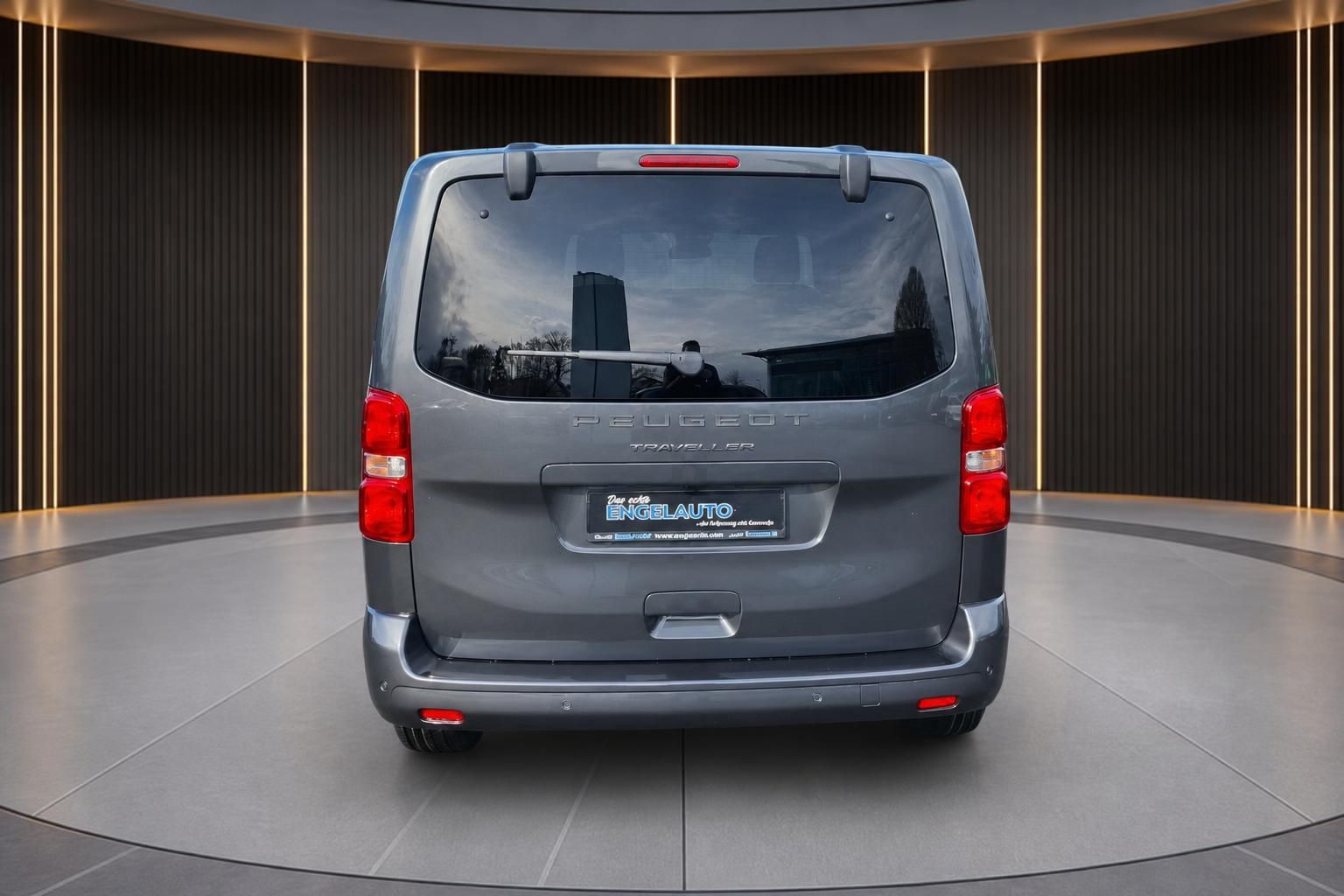 Peugeot Traveller grau - Heckansicht mit großer Glasfläche und Händlerschild
