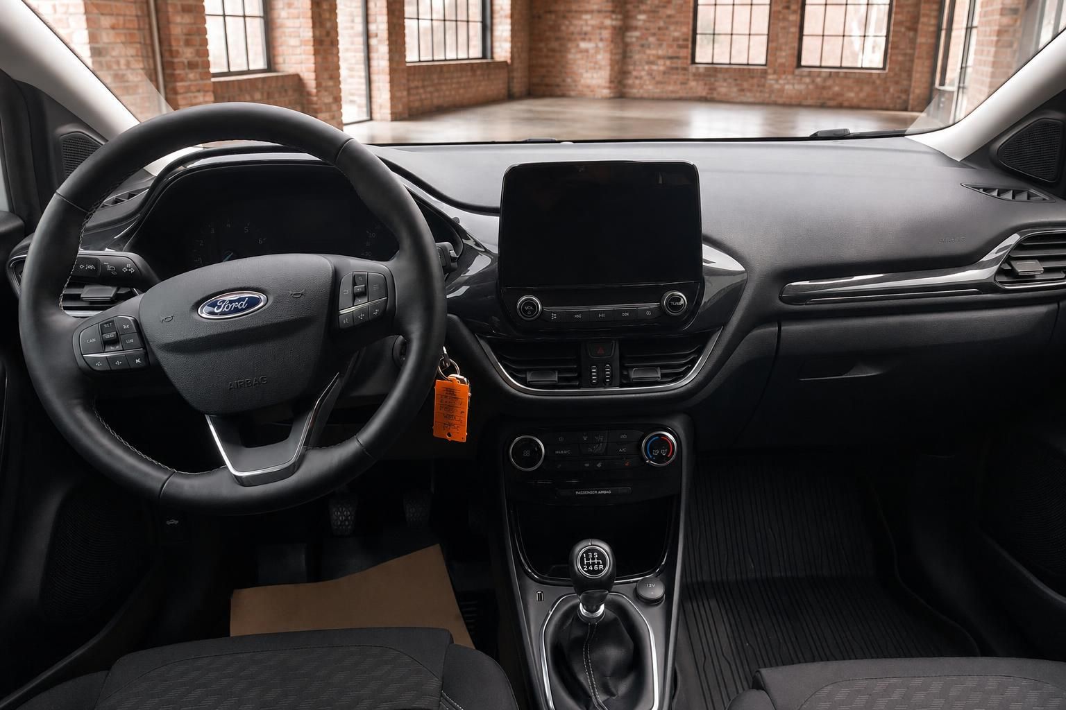 Ford Armaturenbrett mit Lenkrad und Schaltknauf im Detail