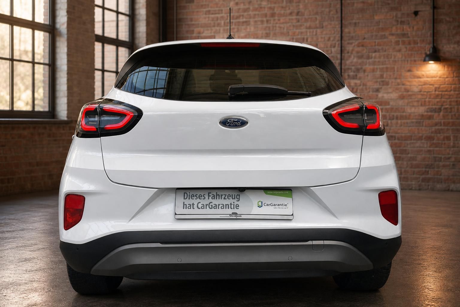 Ford Puma weiß Heckansicht mit LED-Rückleuchten