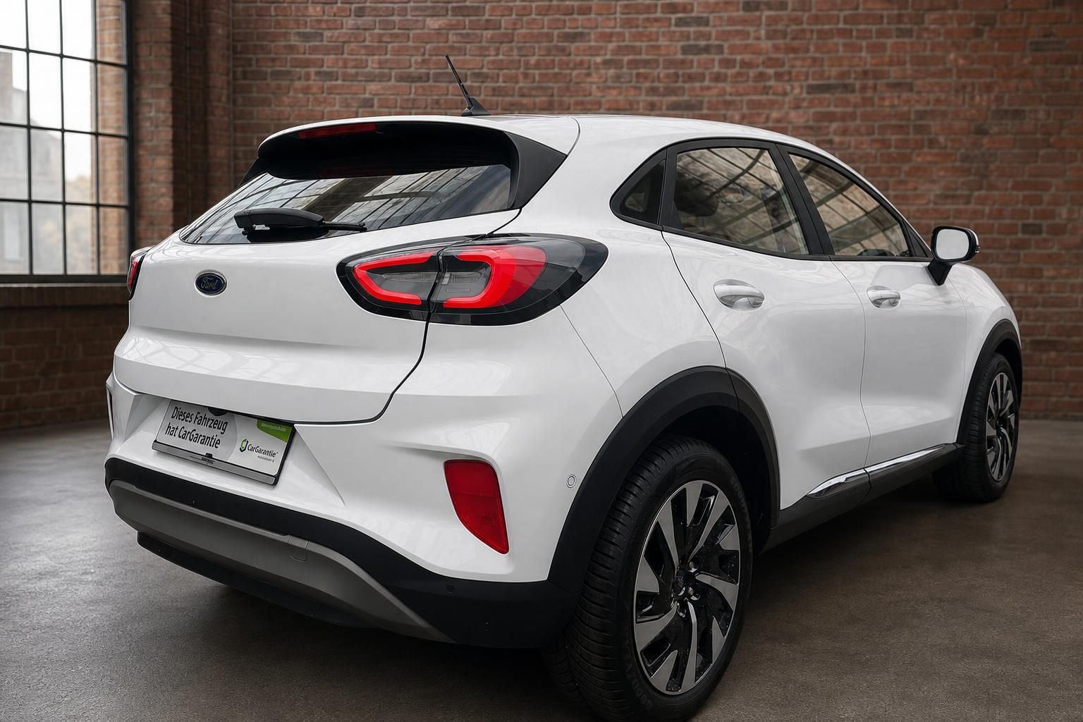 Ford Puma weiß Heckansicht seitlich mit Rückleuchten