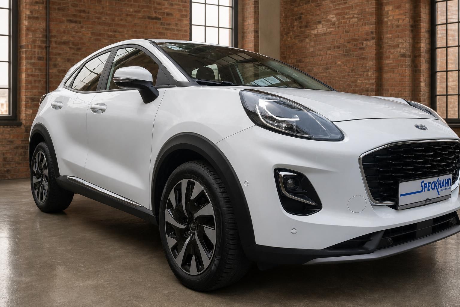 Ford Puma weiß Frontansicht seitlich SUV Showroom