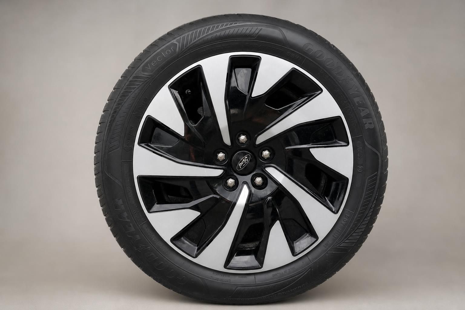 Ford Leichtmetallfelge mit Goodyear Reifen im Detail