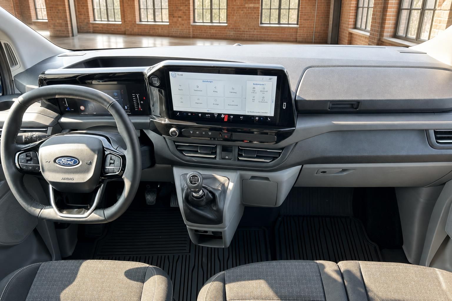 Ford Cockpit mit Touchscreen und Schaltknauf im Fokus