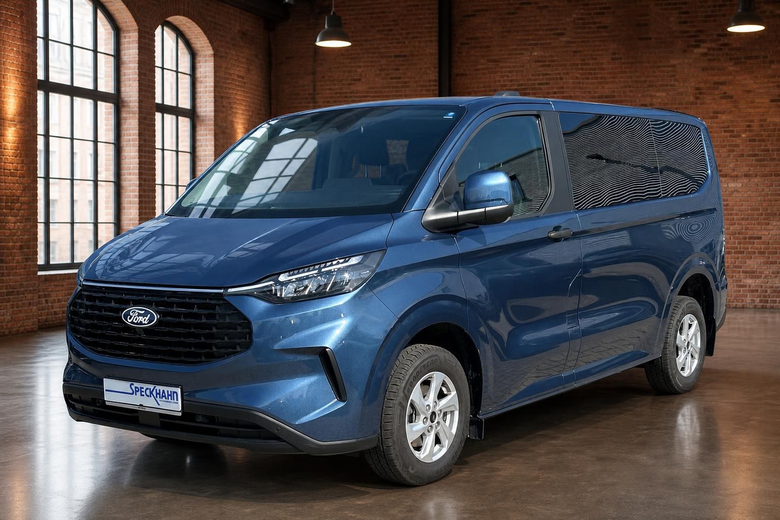 Ford Tourneo Custom blau metallic Frontansicht in Industriehalle