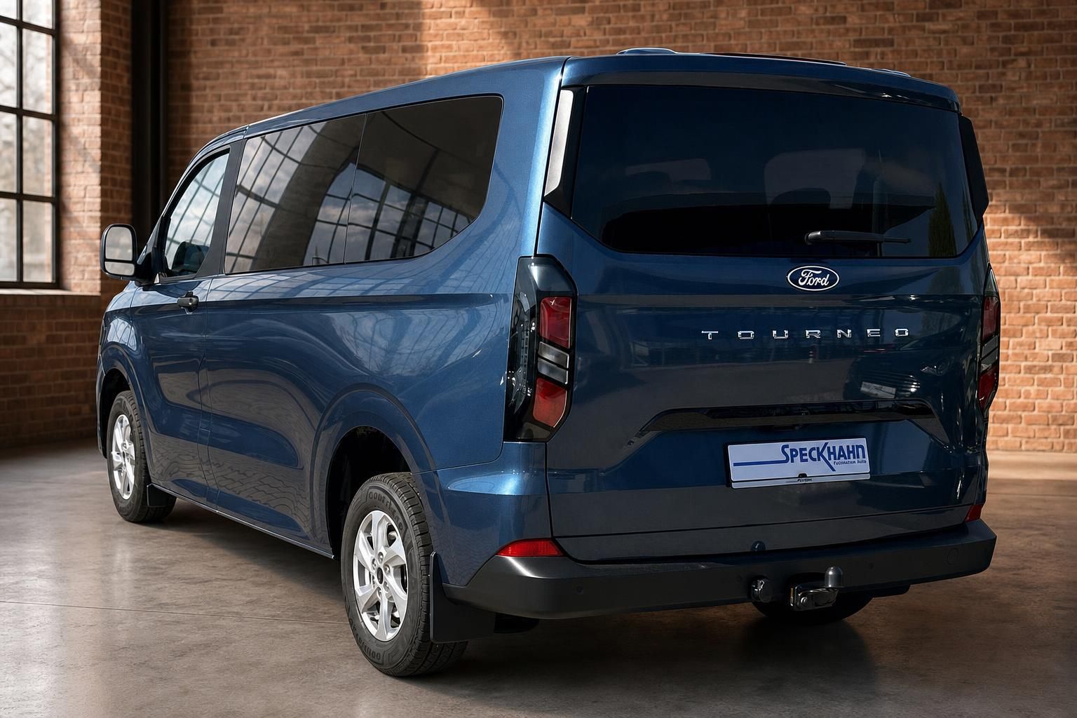 Ford Tourneo Custom blau Heckansicht mit Anhaengerkupplung