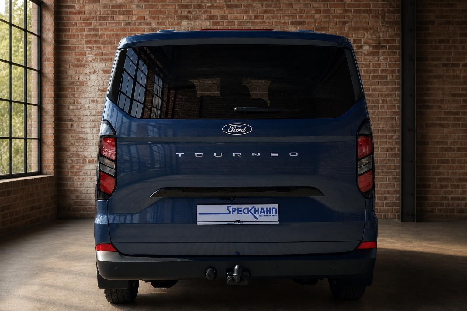 Ford Tourneo Custom blau Heckansicht frontal mit Ford Logo