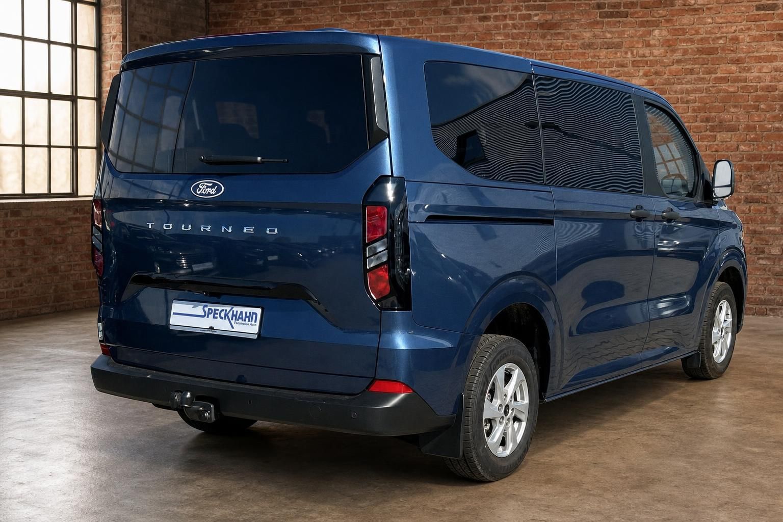 Ford Tourneo Custom blau Heck-Seitenansicht im Loft