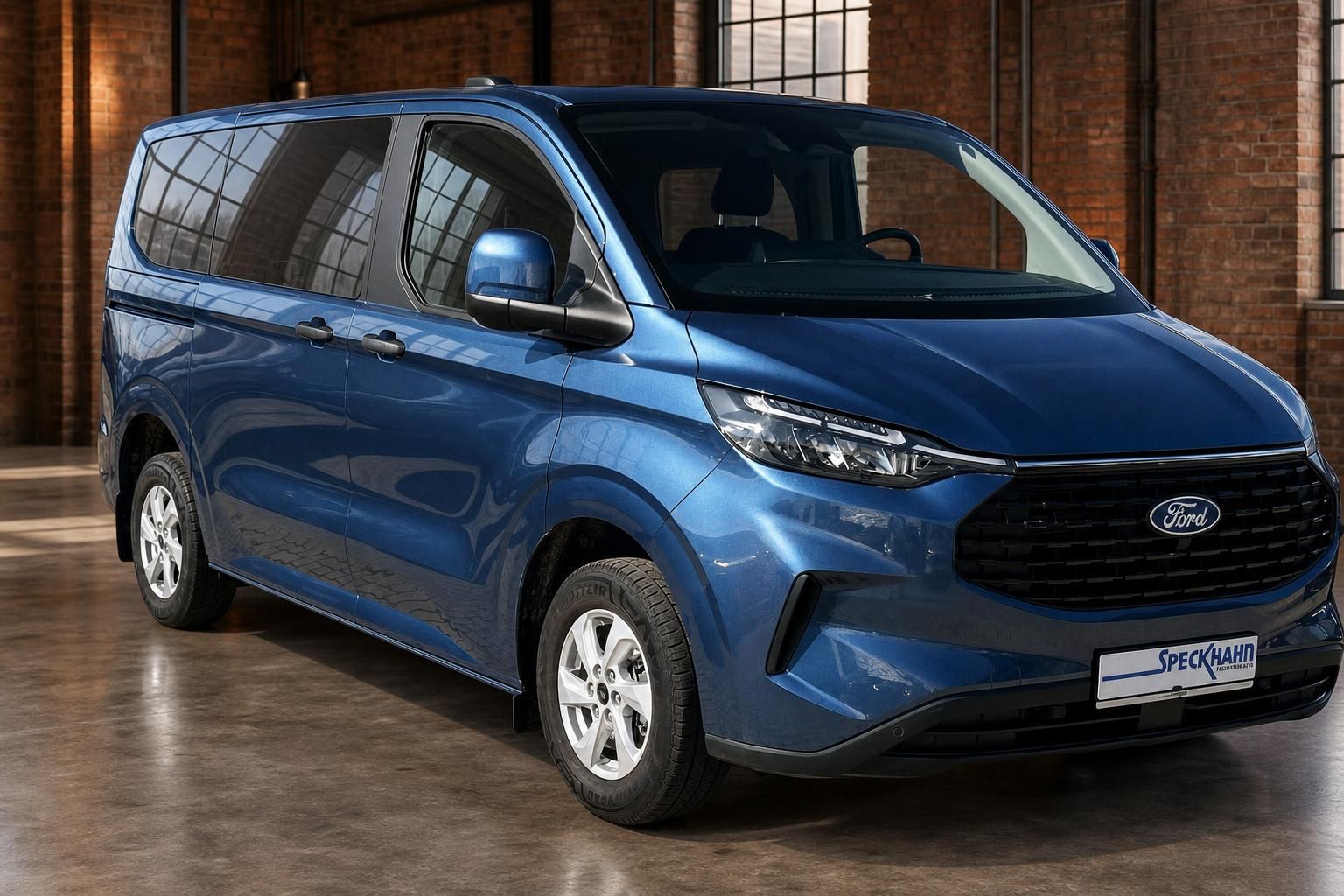 Ford Tourneo Custom blau Frontansicht schraeg in Halle