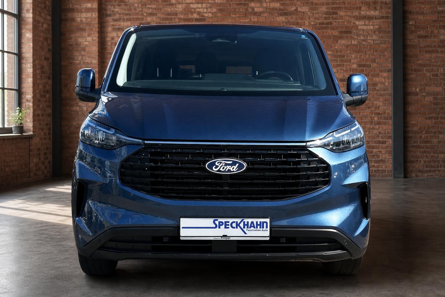 Ford Van blau Frontansicht mit Kuehlergrill in Halle