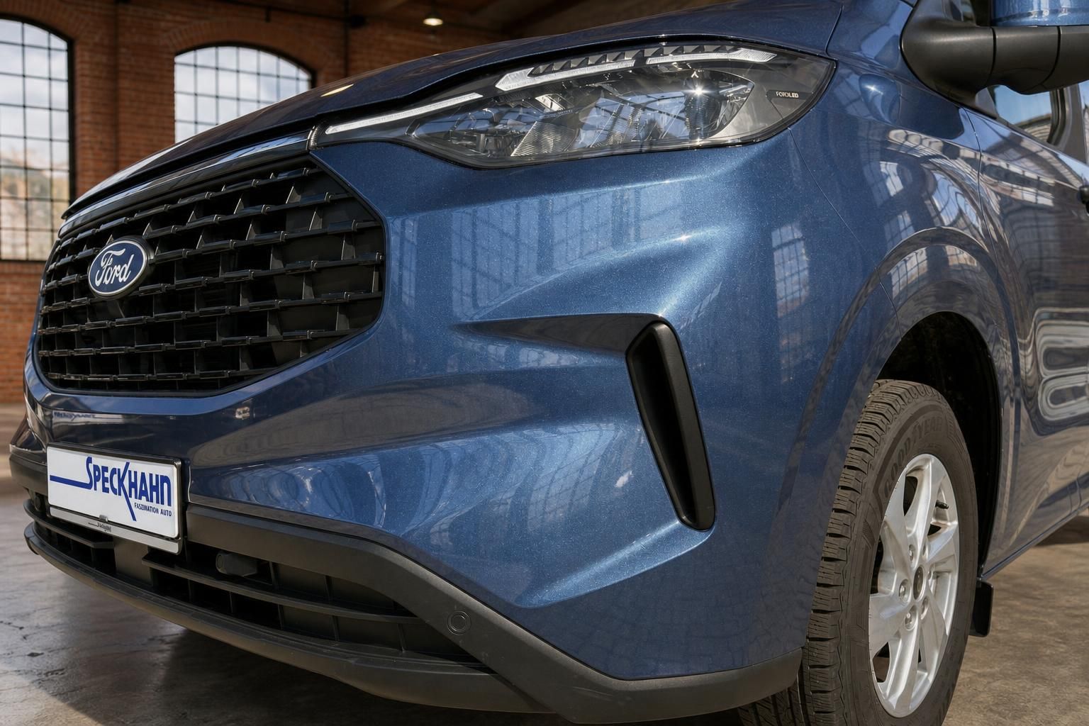 Ford blau Frontstossstange und Scheinwerfer Detailansicht