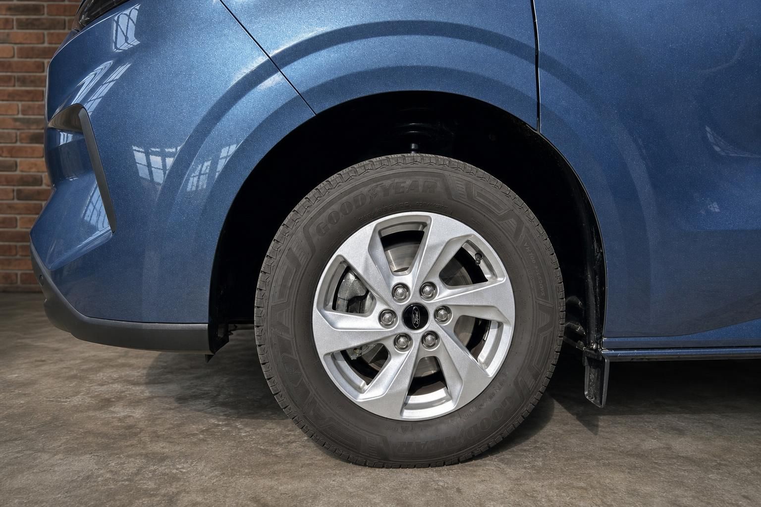 Ford blau Vorderrad mit Leichtmetallfelge Detailansicht