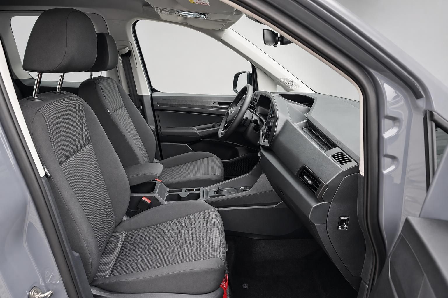 VW Caddy Innenraum Vordersitze und Cockpit Detailansicht