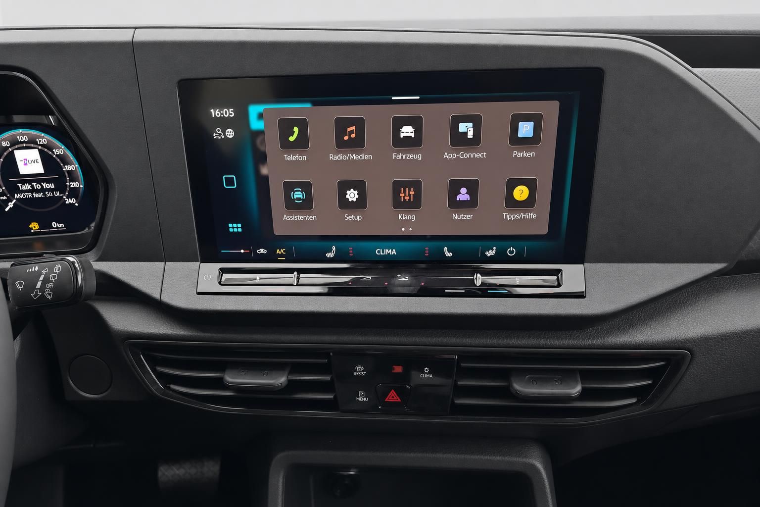 Infotainment-Bildschirm mit Menüansicht im VW Innenraum