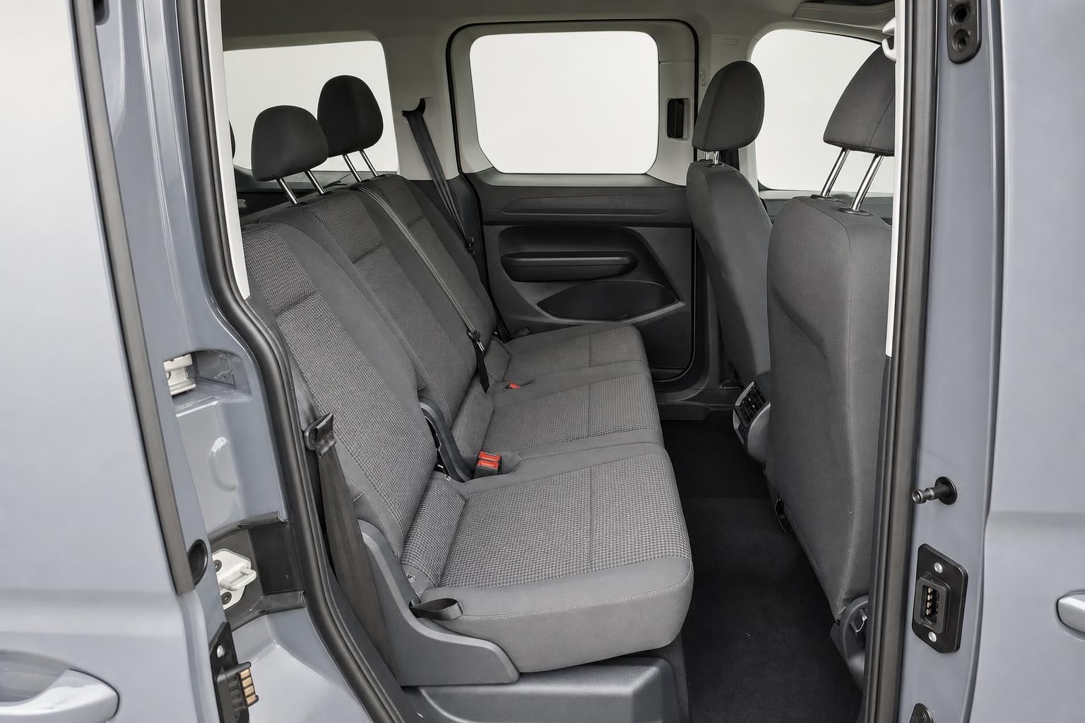 Rücksitzbank und Innenraum eines VW Vans mit geöffneter Tür