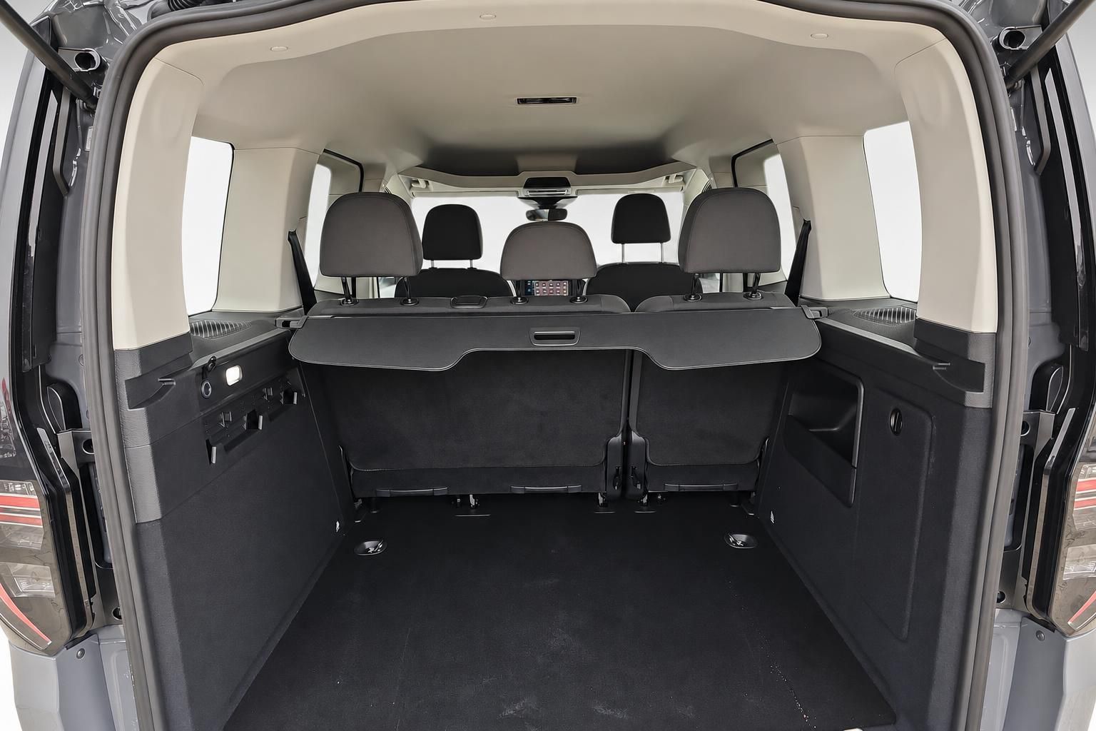 Kofferraum und Laderaum eines VW Vans bei geöffneter Heckklappe