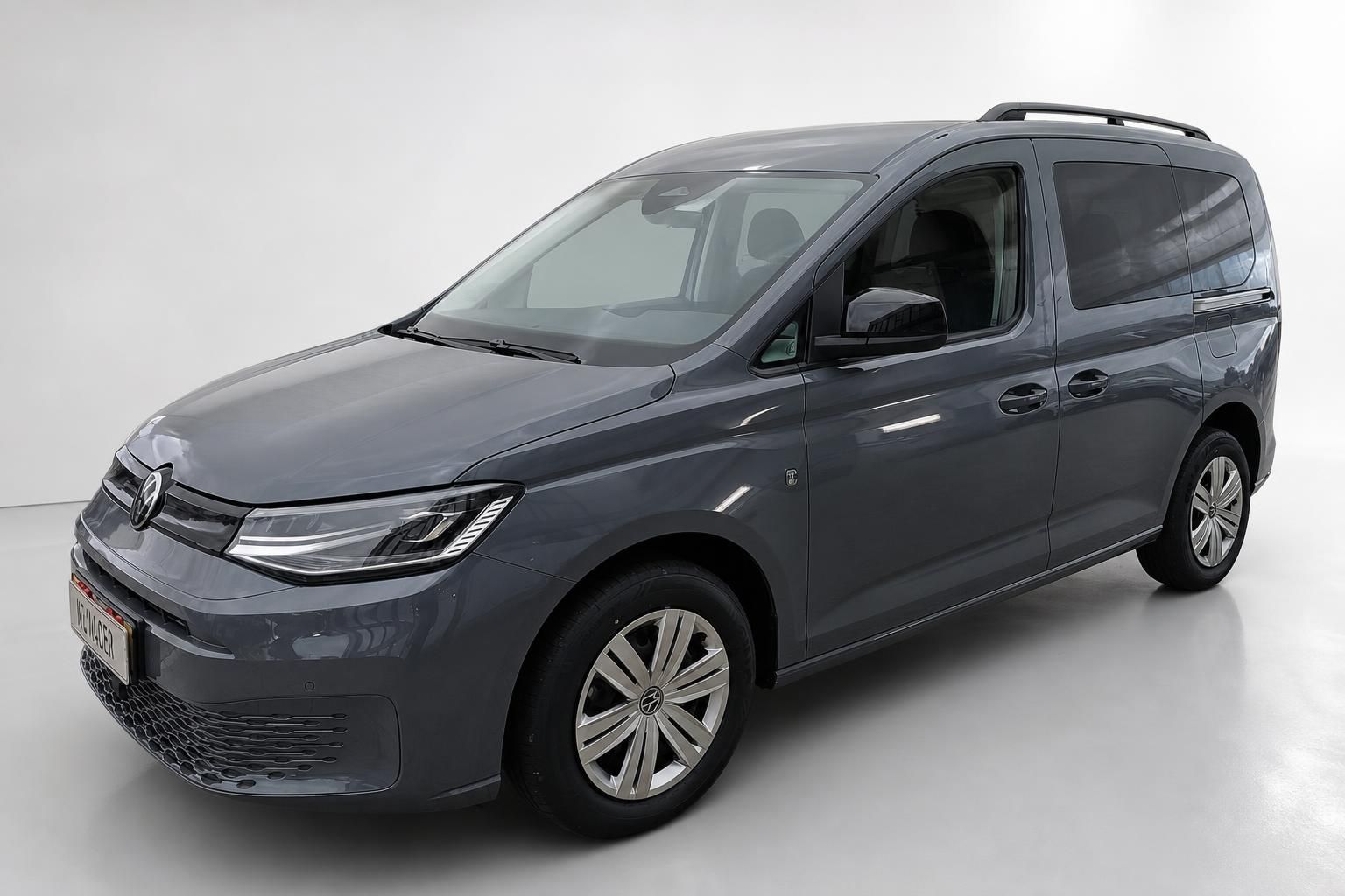 VW Caddy grau Halbseitenansicht vorne im Studio