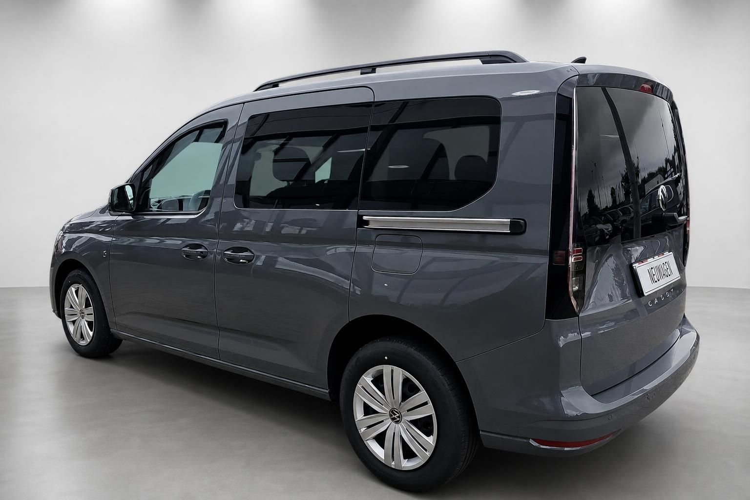 VW Caddy grau Heckansicht seitlich im Studio