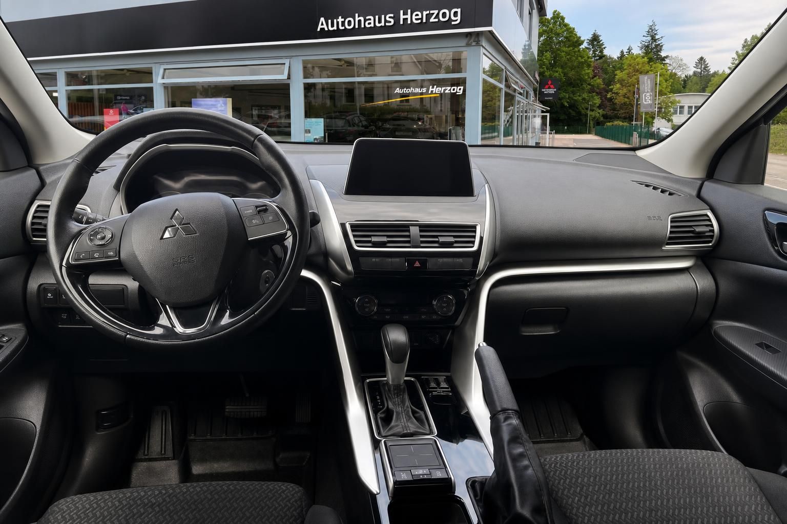 Mitsubishi Eclipse Cross Cockpit Armaturenbrett Touchscreen und Automatikgetriebe