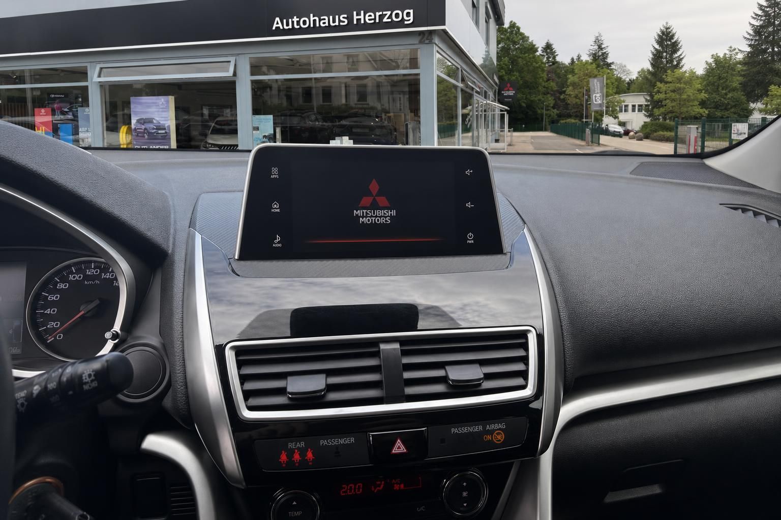 Mitsubishi Eclipse Cross Infotainment-Display und Armaturenbrett mit Klimasteuerung im Innenraum