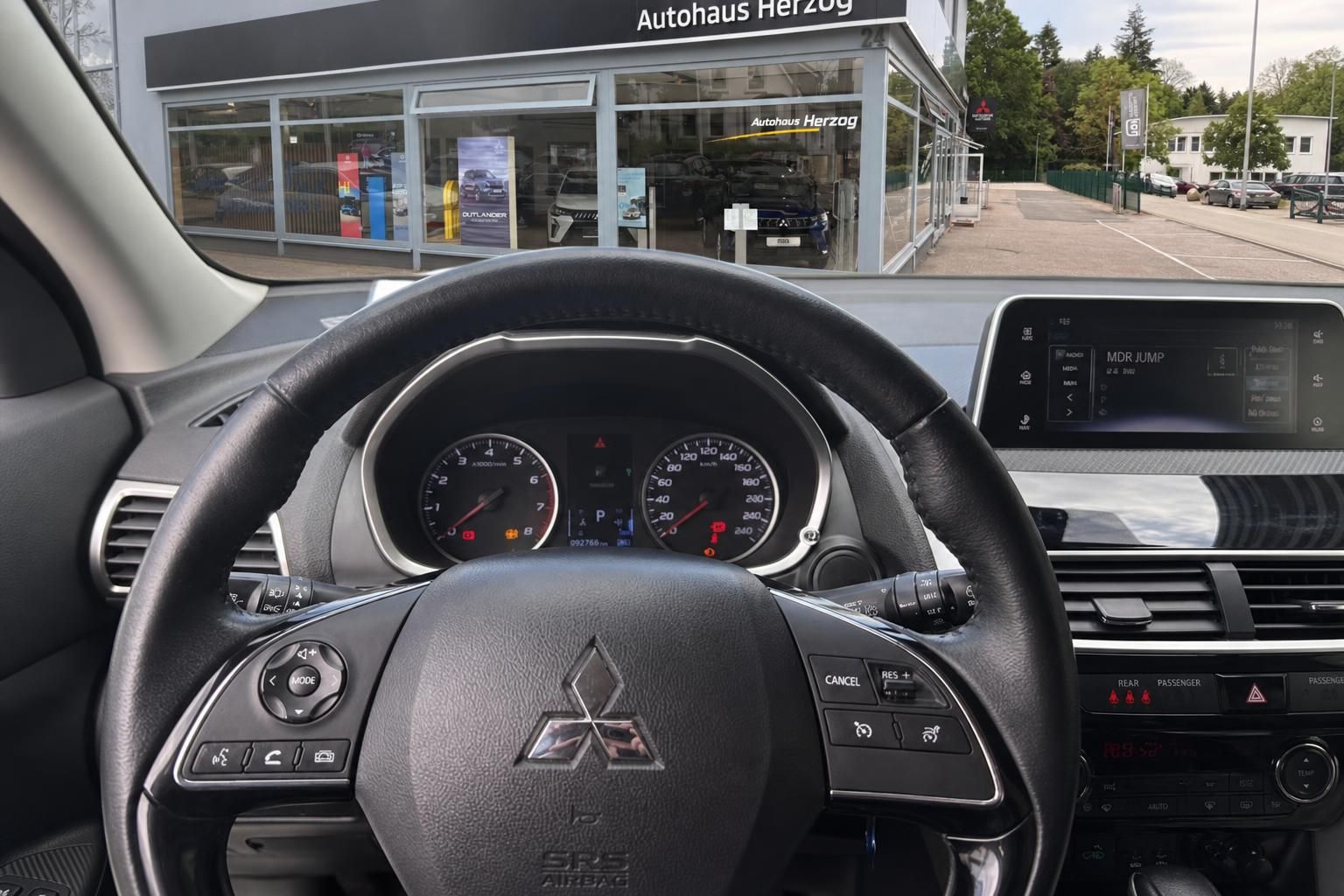 Mitsubishi Eclipse Cross Lenkrad mit Tacho und Touchscreen-Navi – Cockpit Innenraumansicht