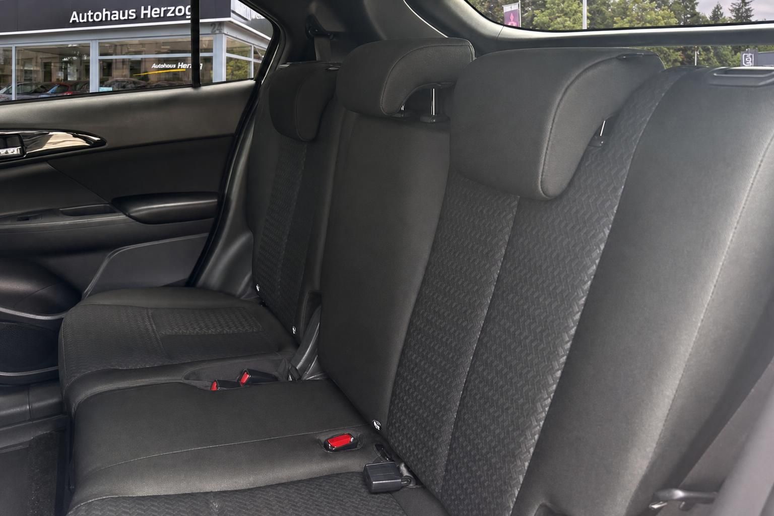 Mitsubishi Eclipse Cross Rücksitzbank mit schwarzem Stoffbezug und Sicherheitsgurten – Innenraum