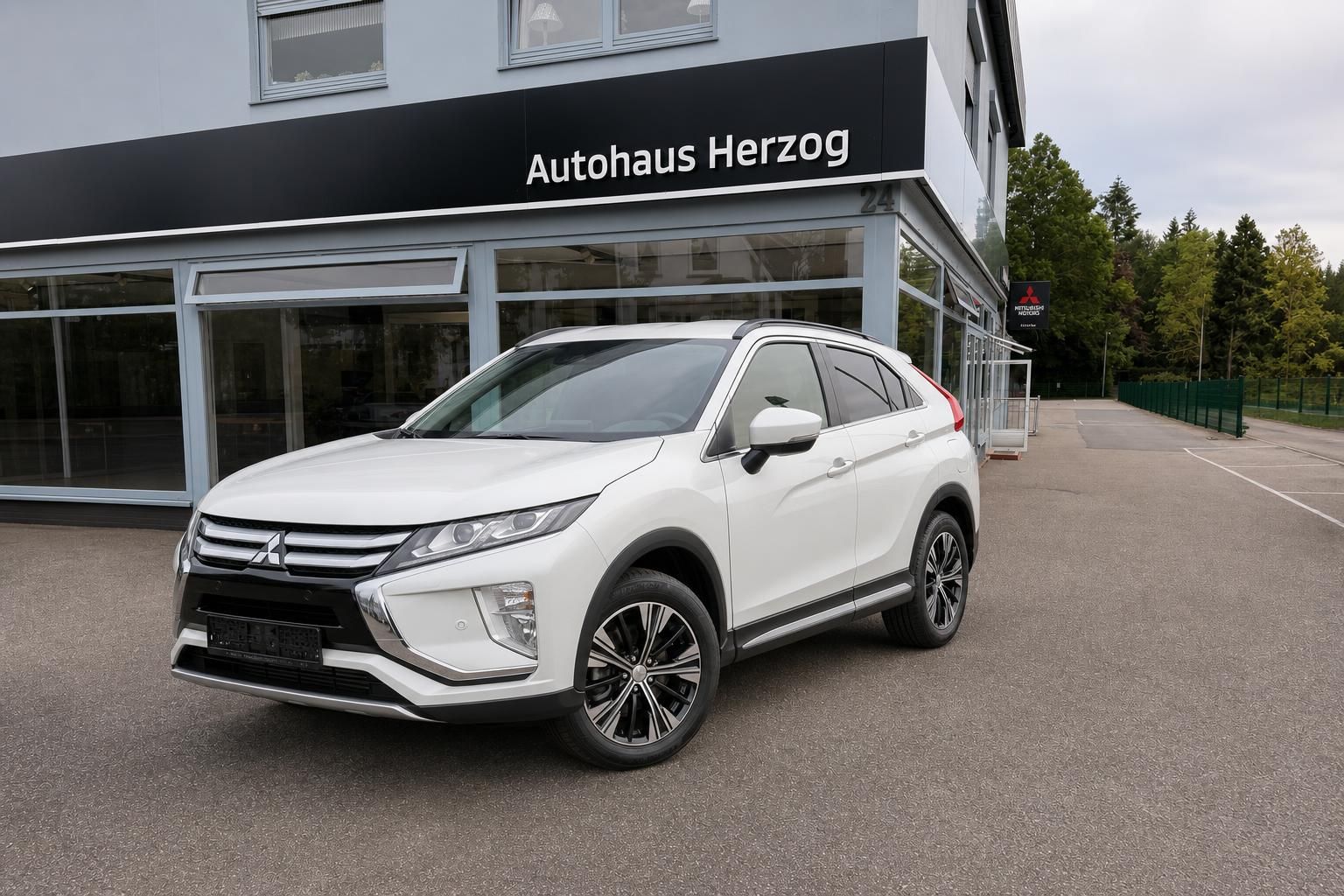 Mitsubishi Eclipse Cross weiss Frontansicht schräg beim Autohaus Herzog – SUV Gebrauchtwagen