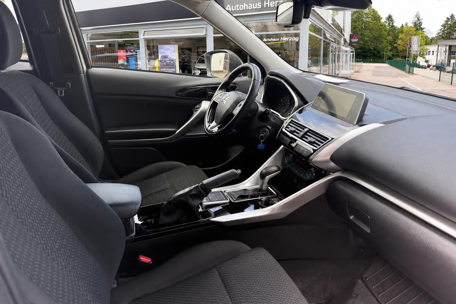 Mitsubishi Eclipse Cross Innenraum Vordersitze mit Mittelkonsole, Automatikgetriebe und Infotainment