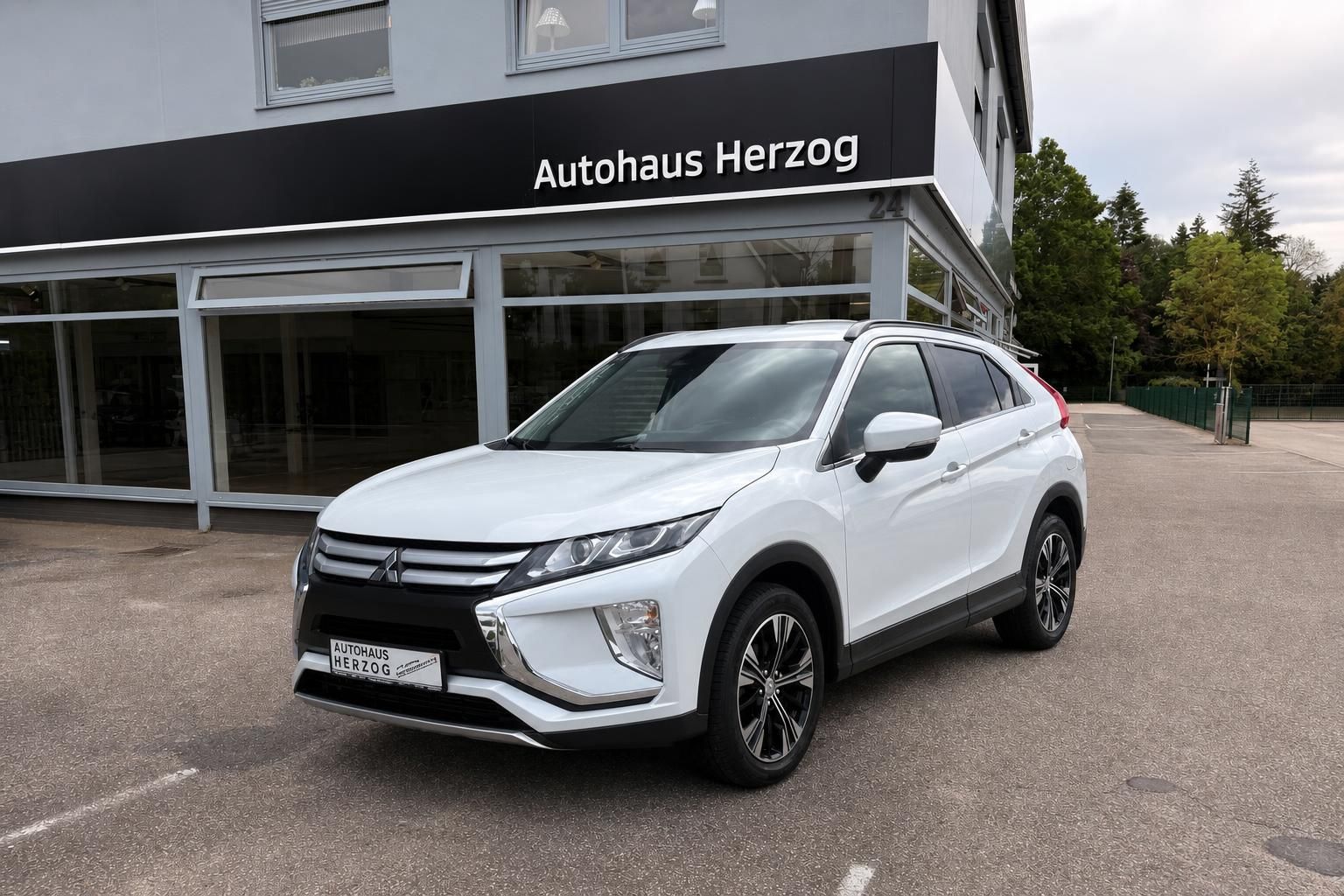 Mitsubishi Eclipse Cross weiss Frontansicht schräg links beim Autohaus Herzog