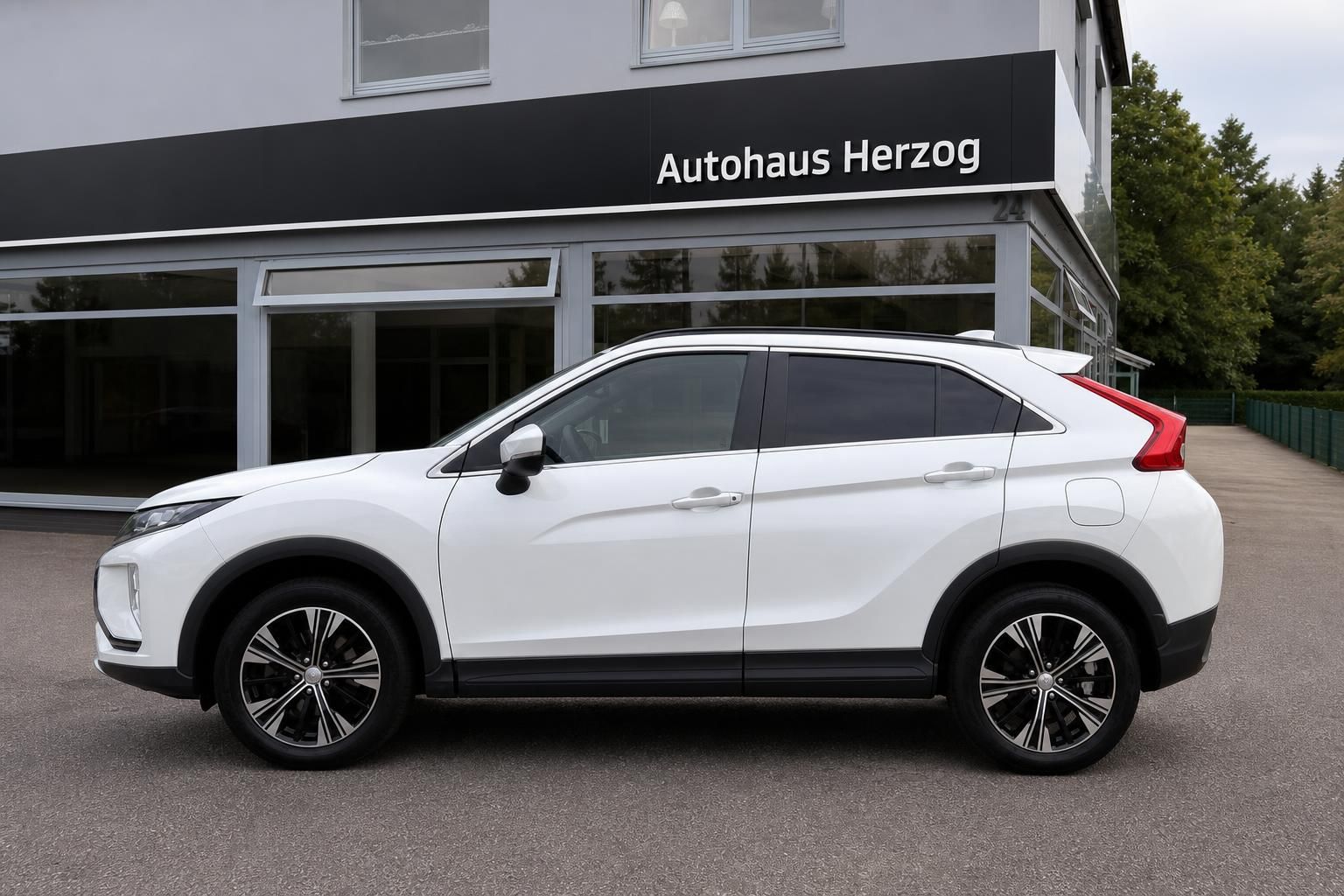 Mitsubishi Eclipse Cross weiss Seitenansicht links beim Autohaus Herzog