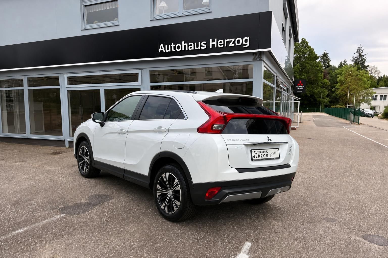 Mitsubishi Eclipse Cross weiss Heckansicht schräg links beim Autohaus Herzog