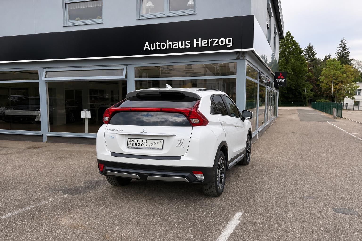 Mitsubishi Eclipse Cross weiss Heckansicht gerade beim Autohaus Herzog
