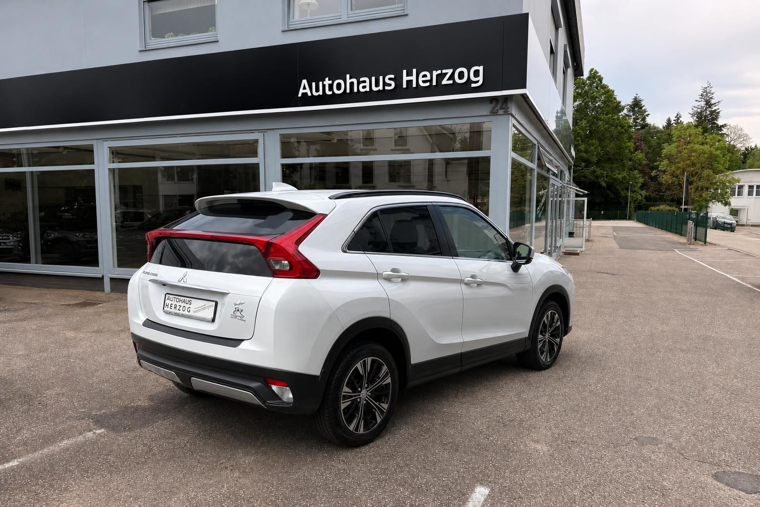 Mitsubishi Eclipse Cross weiss Heckansicht schräg rechts beim Autohaus Herzog