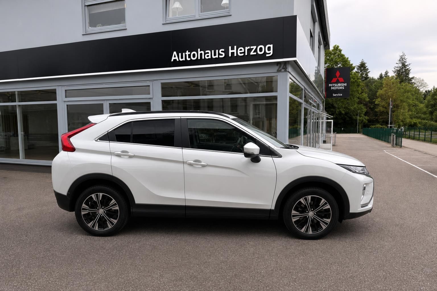 Mitsubishi Eclipse Cross weiss Seitenansicht beim Autohaus Herzog