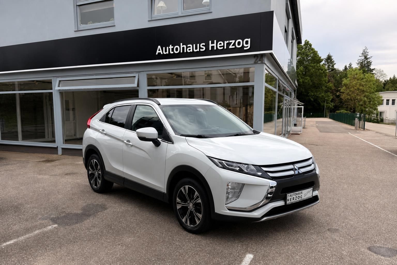 Mitsubishi Eclipse Cross weiss Frontansicht schraeg beim Autohaus Herzog