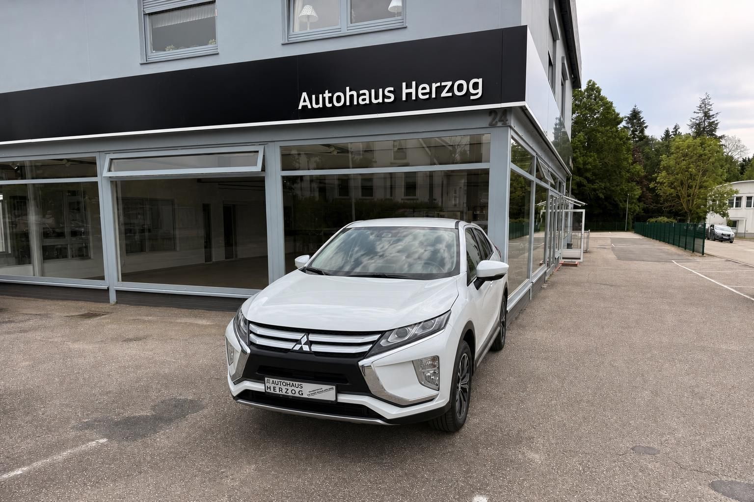 Mitsubishi Eclipse Cross weiss Frontansicht ohne Kennzeichen Autohaus Herzog