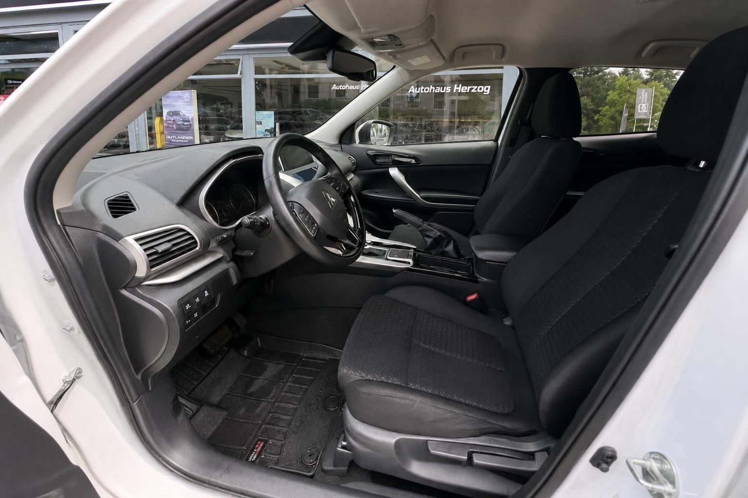 Mitsubishi Eclipse Cross Innenraum Fahrersitz Lenkrad und Cockpit schwarz