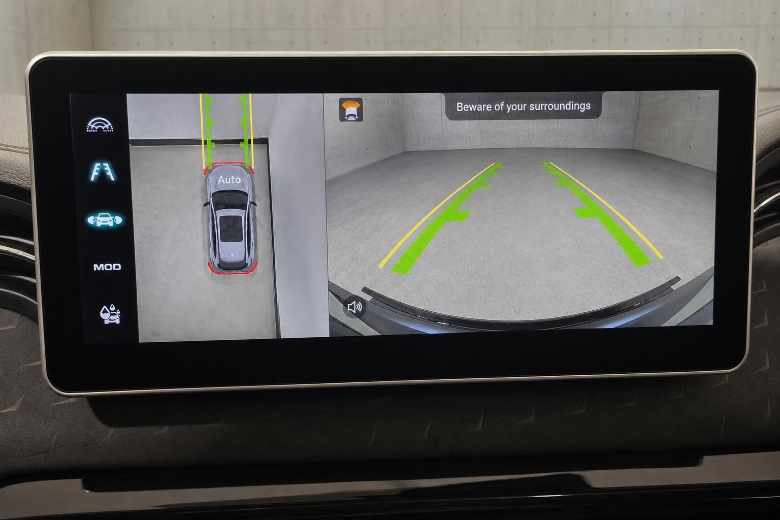 360-Grad-Kamera und Einparkhilfe auf dem Fahrzeug-Bildschirm