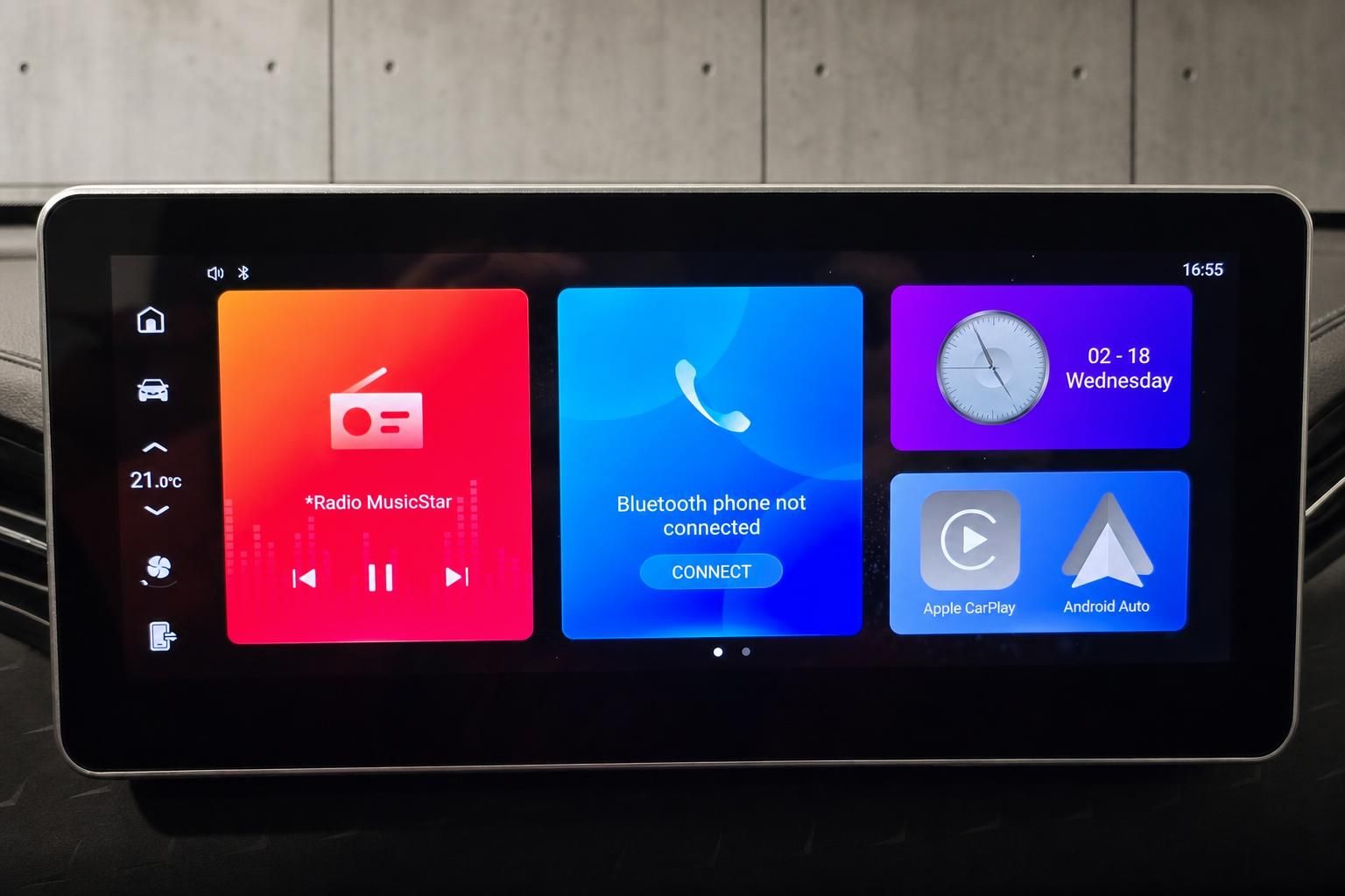 Infotainment-Display mit Apple CarPlay und Android Auto im Fahrzeug