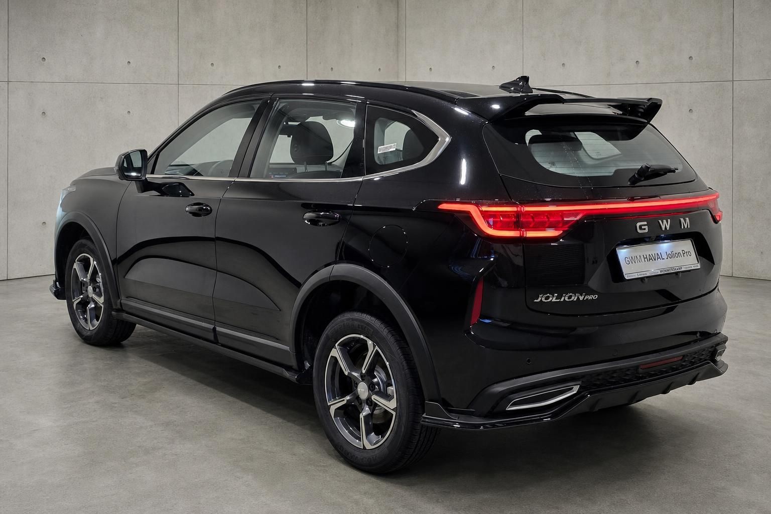 GWM Haval Jolion Pro schwarz, Heckansicht seitlich im Studio