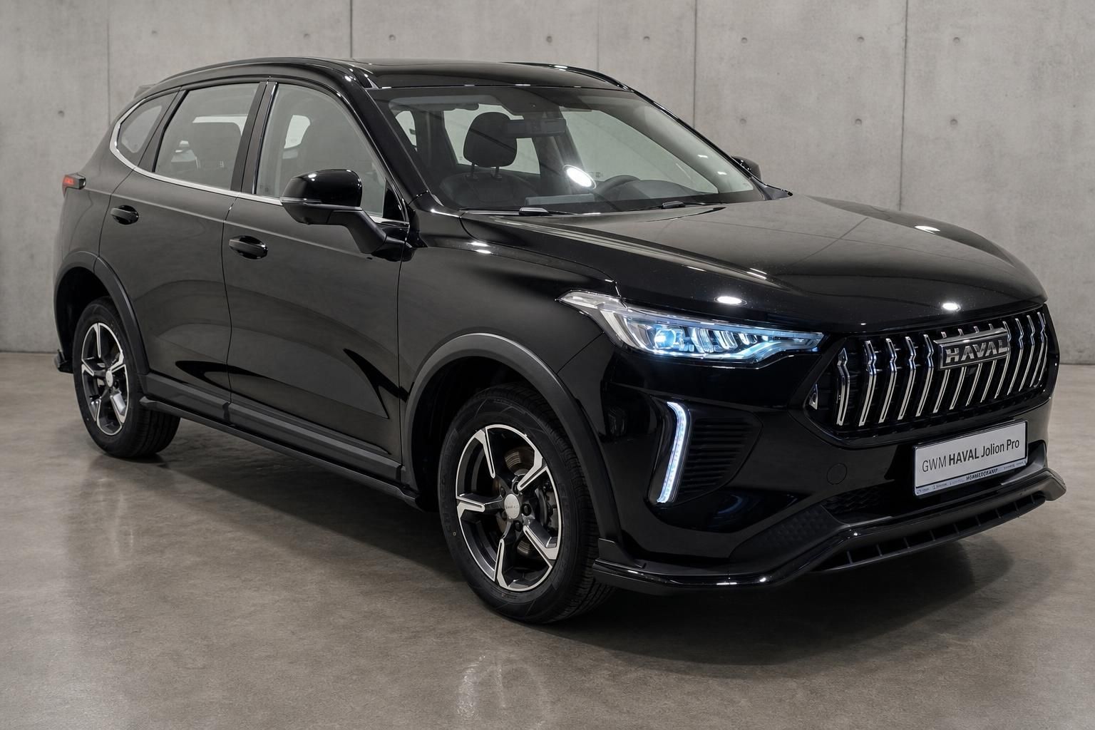 GWM Haval Jolion Pro schwarz, Frontansicht seitlich im Studio